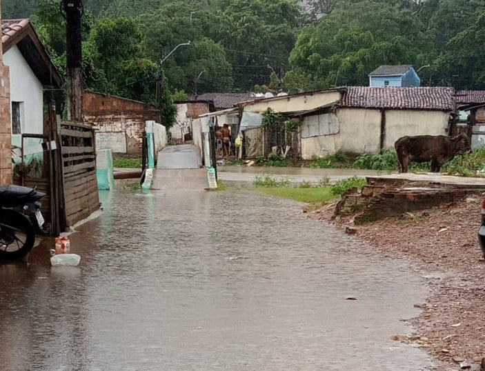 As fortes chuvas que caíram nas últimas 24h causaram transtornos em, pelo menos, nove municípios paraibanos.
