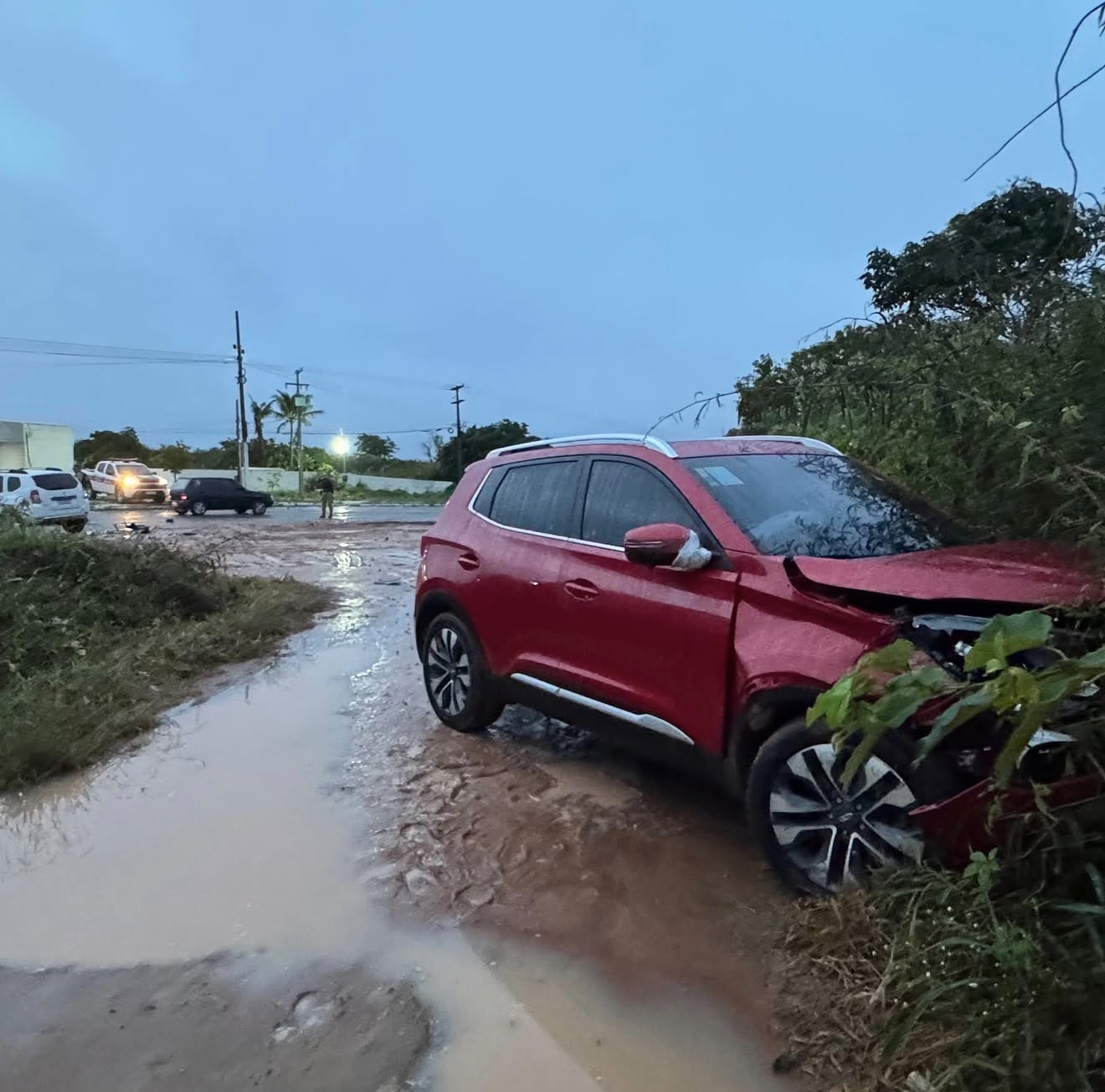 Colisão entre dois veículos é registrada no trevo de acesso a Maturéia, na divisa entre Paraíba e Pernambuco