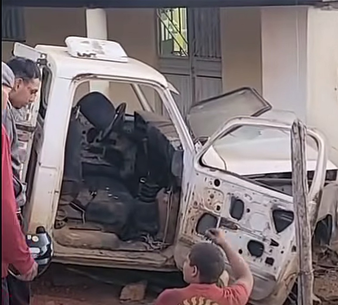 Motorista perde controle de caminhonete e colide contra residência em Juru