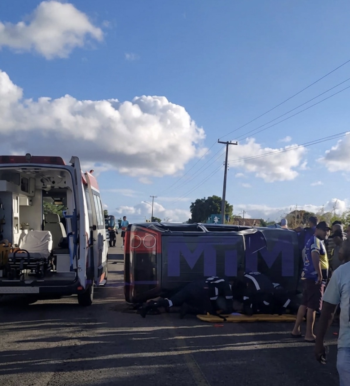 Veículo tomba na PB-306, na entrada de Tavares, e mobiliza equipes de resgate