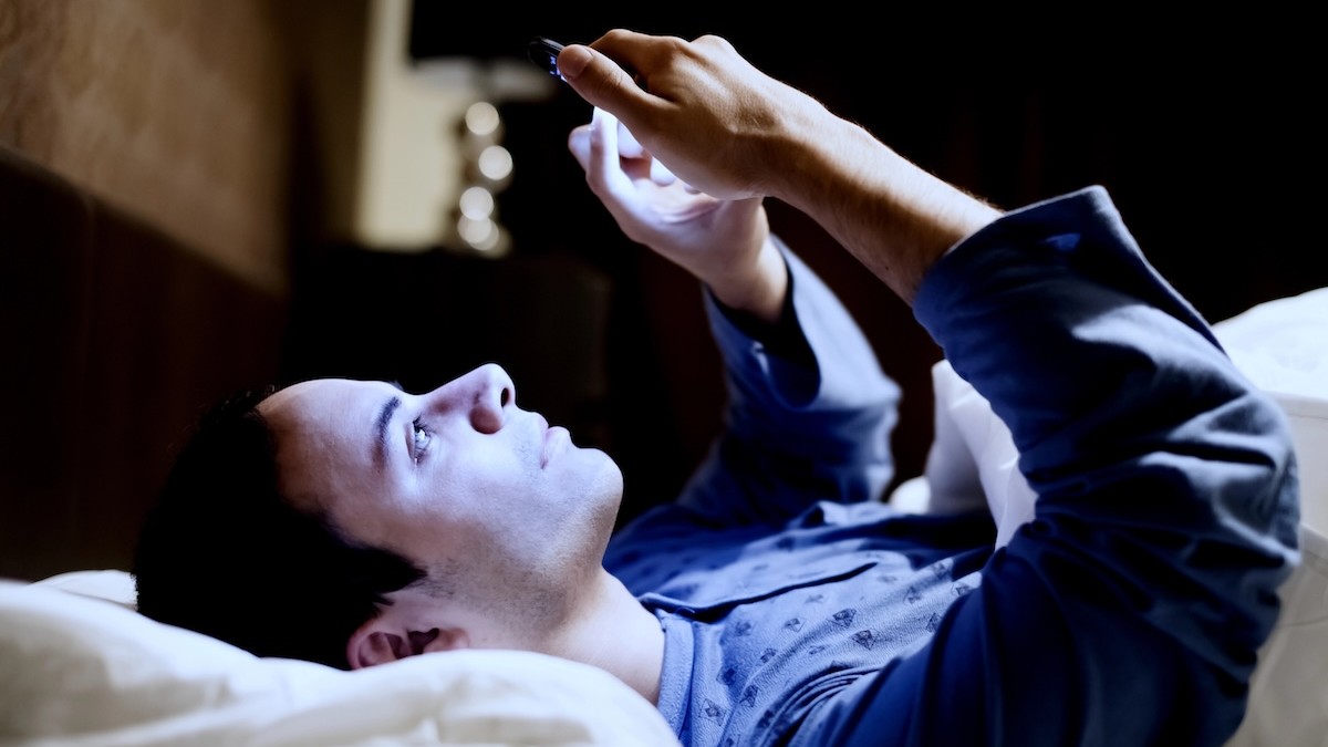 Uso do celular antes de dormir prejudica o sono e pode afetar a saúde, alertam especialistas