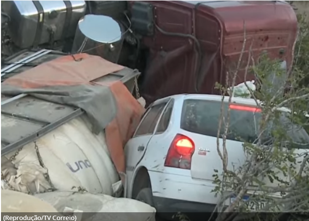 Acidente entre carreta e três carros deixa três mortos e seis feridos na BR-412, na Paraíba