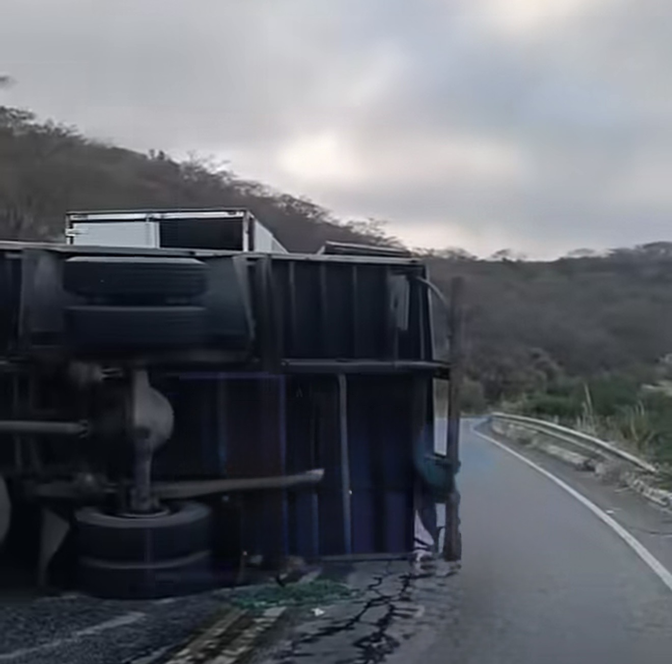 Caminhão carregado de peixes tomba na PB-356 entre Tavares e o povoado Belém