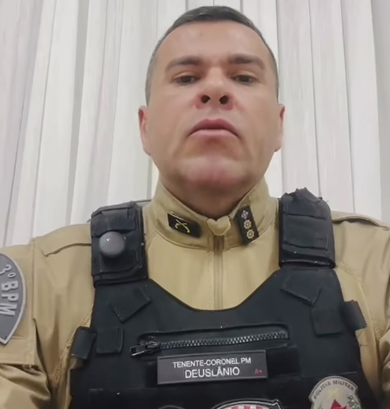 POLÍCIA MILITAR PRENDE QUATRO HOMENS E APREENDE ARMA DURANTE OPERAÇÃO EM TEIXEIRA