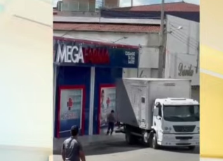 Caminhão com problemas nos freios desce ladeira e atropela mulher em Paulista