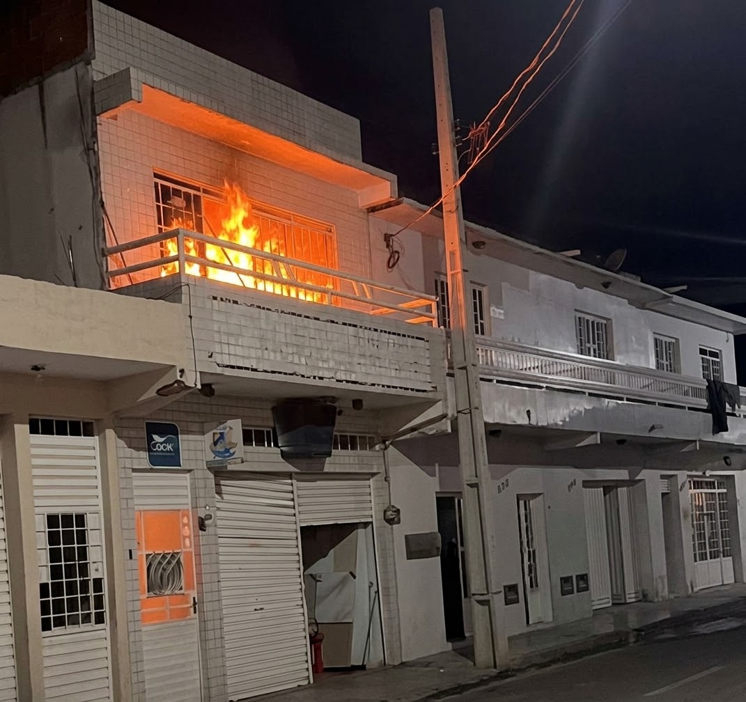 Incêndio Atinge Residência no Centro de Tavares Durante a Madrugada
