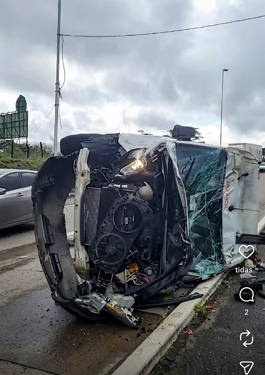 Ambulância de Princesa Isabel tomba na BR-232, em Bezerros, Pernambuco