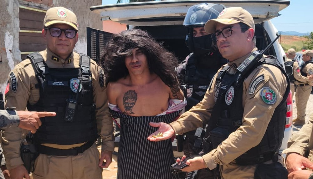 Homem preso com roupas femininas e criança no colo durante fuga não era parente da criança, diz Polícia Civil