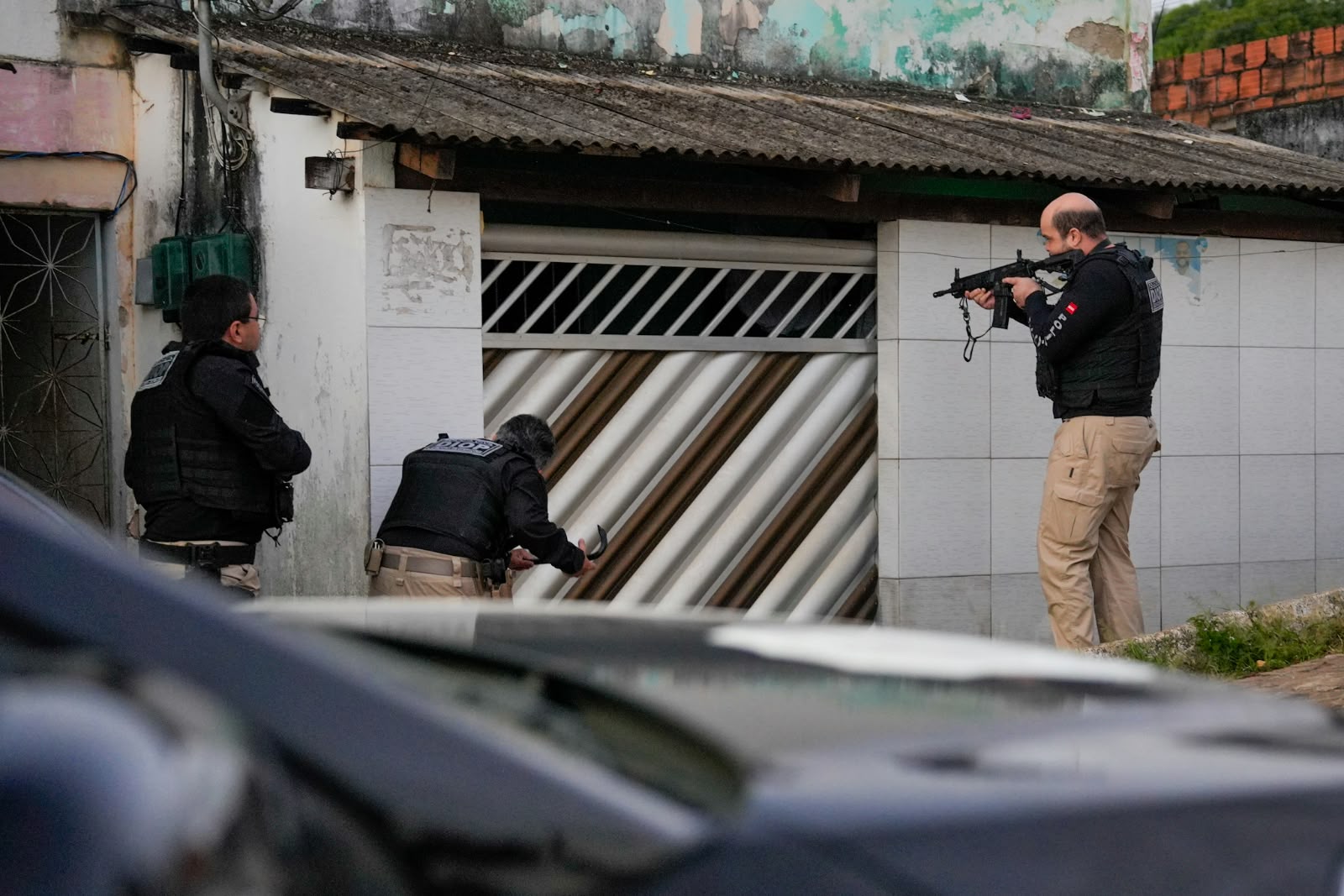Operação investiga grupo suspeito de expulsar mais de 250 famílias de casas em Bayeux
